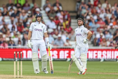 İngiltere 'den Joe Root, Ben Duckett ile birlikte Rothesay Test Maçı' nın üçüncü gününde İngiltere 'nin Batı Hint Adaları' na karşı Trent Köprüsü, Nottingham, Birleşik Krallık 'ta 20 Temmuz 2024' te oynanması kararında bekliyor.
