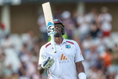 Batı Hint Adaları 'ndan Jason Holder, İngiltere' nin başkenti Nottingham 'da oynanan ve İngiltere' nin Trent Bridge 'de oynanan Rothesay Test Maçı' nın dördüncü gününde İngiltere 'den Shoaib Bashir tarafından yere serildikten sonra sopasını havaya fırlattı.