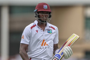 Batı Hint Adaları 'ndan Alzarri Joseph, 20 Temmuz 2024' te İngiltere 'nin Trent Bridge, Nottingham, İngiltere' de Batı Hint Adaları 'na karşı oynadığı Rothesay Test Maçı' nda kalesini kaybettikten sonra sahadan ayrıldı.