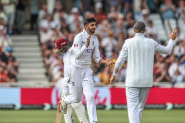 İngiltere 'den Shoaib Bashir, 21 Temmuz 2024' te İngiltere 'nin Trent Bridge, Nottingham, İngiltere' de oynadığı Rothesay Test Maçı 'nda Batı Hint Adaları' na karşı oynanan dördüncü maçta Batı Hint Adaları 'ndan Kirk McKenzie' nin kalesini kutluyor.