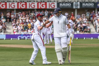 Batı Hint Adaları 'ndan Kavem Hodge, İngiltere' nin Nottingham kentindeki Trent Bridge 'de oynanan Rothesay Test Maçı' nın dördüncü gününde İngiliz Joe Root ile el sıkışıyor.