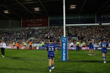 Warrington Wolves 'tan Sam Powell, 19 Temmuz 2024' te St Helens - Wicked Stadyumu, St Helens - Warrington Wolves maçından sonra gezgin taraftarları alkışlıyor.