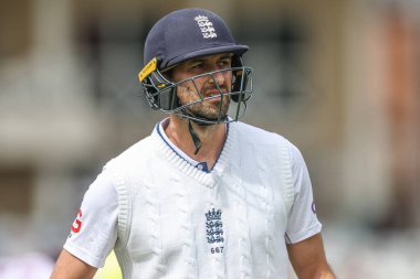 İngiltere 'nin kederli Mark Wood' u, İngiltere 'nin Trent Bridge, Nottingham, 21 Temmuz 2024' te oynadığı Rothesay Test Maçı 'nda Batı Hint Adaları' ndan Jayden Seales 'in 4.