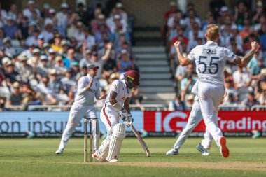 Batı Hint Adaları 'ndan Alick Athanaze topu İngiltere' den Harry Brook 'un 2. Rothesay Test Maçı' nda Trent Bridge, Nottingham, İngiltere 'de Batı Hint Adaları' na karşı 2.