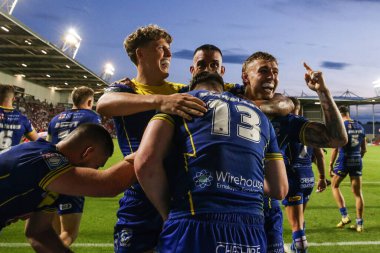 Warrington Wolves oyuncuları, 19 Temmuz 2024 'te St Helens vs Warrington Wolves' a karşı oynanan Betfred Süper Lig karşılaşmasında Matty Nicholson 'ın maçı 10-20 kazanmasını kutluyor.