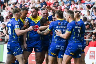 Warrington Wolves 'tan Matty Ashton, 19 Temmuz 2024' te St Helens vs Warrington Wolves 'a karşı oynadığı Betfred Süper Lig karşılaşmasında denemesini kutluyor.