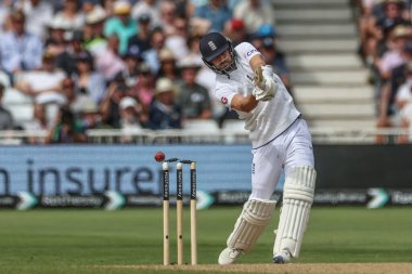 İngiltere 'den Mark Wood, İngiltere' nin Nottingham, İngiltere 'de 21 Temmuz 2024' te oynanan Rothesay Test Maçı 'nda Batı Hint Adaları' ndan Jayden Seales tarafından hayrete düşürüldü.