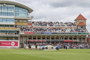 20 Temmuz 2024 'te İngiltere' nin Trent Bridge, Nottingham, İngiltere 'de Batı Hint Adaları' na karşı oynadığı Rothesay Test Maçı 'nda yağmur durduğunda kapaklar açılacak.