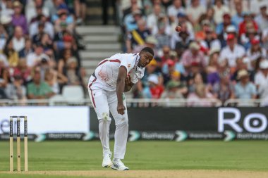 Batı Hint Adaları 'ndan Jason Holder, Rothesay Test Maçı' nda topu veriyor. İngiltere, Trent Bridge, Nottingham, İngiltere 'de Batı Hint Adaları' na karşı üç gün, 20 Temmuz 2024.