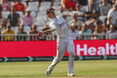 İngiltere 'den Ollie Pope topu 2. Rothesay Test Maçı' nda Trent Bridge, Nottingham, İngiltere 'de 2.