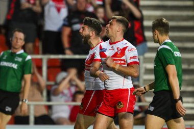 St. Helens 'ten Sam Royle, 19 Temmuz 2024' te St Helens - Wicked Stadyumu 'nda oynanan 18. Betfred Süper Lig karşılaşmasında denemesini kutluyor.