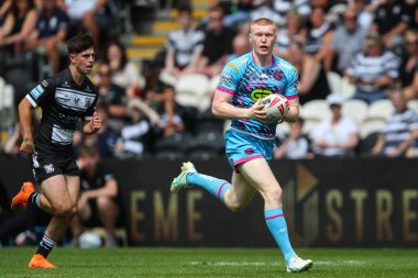 Wigan Warriors takımından Zach Eckersley, 20 Temmuz 2024 'te MKM Stadyumu' nda oynanan Betfred Süper Lig karşılaşması sırasında topa vuruyor.