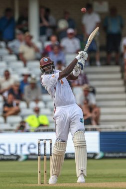 Batı Hint Adaları 'ndan Jason Holder topa yüksek vuruyor ama 19 Temmuz 202' de Trent Bridge, Nottingham, İngiltere 'de oynanan 2. Rothesay Test Maçı' nda kimse topu yakalayamadı.