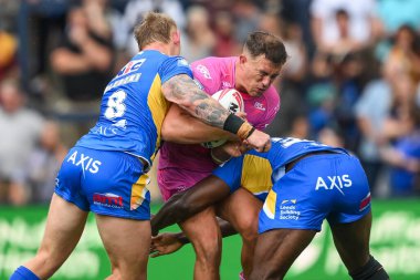Hull KR 'dan Jai Whitbread Leeds Rhinos' tan Mikolaj Oledzki ve Leeds Rhinos 'tan Samuel Eseh, Betfred Süper Lig 18. Round karşılaşmasında Leeds-Hull KR' a karşı Headingley Stadyumu, Leeds, İngiltere, 20 Temmuz 2024