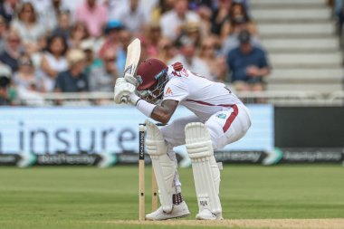 Batı Hint Adaları 'ndan Alzarri Joseph, Rothesay Test Maçı' nda İngiltere Mark Wood 'dan bir fedaiyi atlattı. İngiltere, Trent Bridge, Nottingham, İngiltere' de Batı Hint Adaları 'na karşı, 20 Temmuz 202