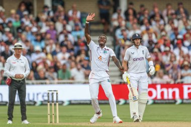 Batı Hint Adaları 'ndan Alzarri Joseph, İngiltere' den Ben Duckett 'in kalesini, İngiltere' nin Batı Hint Adaları 'na karşı Trent Köprüsü, Nottingham, İngiltere, 20 Temmuz 202' deki Rothesay Deneme Maçı 'nda kutluyor.