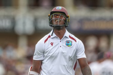 Batı Hint Adaları 'ndan kederli bir Jayden Seales, İngiltere' nin 20 Temmuz 202 'de Trent Bridge, Nottingham' da oynanan Rothesay Test Maçı 'nda Chris Woakes tarafından bir ördek için dışarı atıldıktan sonra oyun alanından ayrıldı.