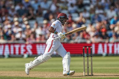 Batı Hint Adaları 'ndan Kavem Hodge, İngiltere' nin Nottingham, İngiltere 'de 19 Temmuz 202' de Trent Köprüsü 'nde oynanan 2. Rothesay Test Maçı' nda 4 sayı attıktan sonra ilk yüzyılını (100 koşu) kutluyor.