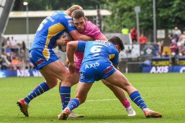 Hull KR 'dan Tom Opaci Leeds Rhinos' tan James McDonnell ve Leeds Rhinos 'tan Brodie Croft 18. Betfred Süper Lig karşılaşmasında Leeds Gergedan Hull KR' a karşı Headingley Stadyumu, Leeds, İngiltere, 20 Temmuz 2024