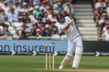 İngiltere 'den Mark Wood, İngiltere' nin Nottingham, İngiltere 'de 21 Temmuz 2024' te oynanan Rothesay Test Maçı 'nda Batı Hint Adaları' ndan Jayden Seales tarafından hayrete düşürüldü.