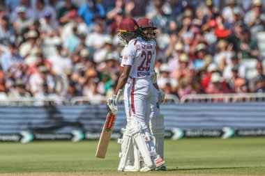 Batı Hint Adaları 'ndan Alick Athanaze, Batı Hint Adaları' ndan Kavem Hodge 'u 2. Rothesay Test Maçı' nda (50 koşu), İngiltere 'nin Batı Hint Adaları' na karşı Trent Bridge, Nottingham, Birleşik Krallık 'ta 19 Temmuz 202' de oynadığı 2.