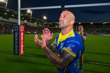 Warrington Wolves takımından Paul Vaughan, 19 Temmuz 2024 'te oynanan 18. Betfred Süper Lig karşılaşmasının sonunda St Helens - Warrington Wolves maçının taraftarlarını alkışlıyor.