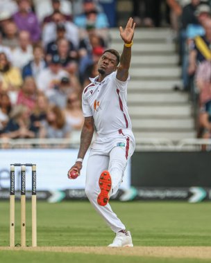 Batı Hint Adaları 'ndan Alzarri Joseph, 20 Temmuz 202' de İngiltere 'nin Batı Hint Adaları' na karşı Trent Bridge, Nottingham 'da oynanan Rothesay Test Maçı' nda topu teslim etti.