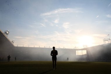 Warrington Wolves takımından Matty Ashton, 18. Betfred Süper Lig Turu 'nda St Helens - Warrington Wolves maçı sırasında dumanlı bir havada uçtu.