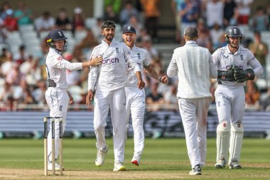 İngiltere 'den Shoaib Bashir, 21 Temmuz 2024' te İngiltere 'nin Trent Bridge, Nottingham, İngiltere' de oynanan Rothesay Test Maçı 'nda Batı Hint Adaları' na karşı oynanan maçta Batı Hint Adaları 'ndan Kavem Hodge' un kalesini kutluyor.