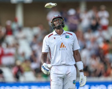 Batı Hint Adaları 'ndan Jason Holder, İngiltere' nin başkenti Nottingham 'da oynanan ve İngiltere' nin Trent Bridge 'de oynanan Rothesay Test Maçı' nın dördüncü gününde İngiltere 'den Shoaib Bashir tarafından yere serildikten sonra sopasını havaya fırlattı.