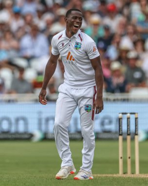 Batı Hint Adaları 'ndan Shamar Joseph, İngiltere' den Joe Root 'un dördüncü gün oynanan Rothesay Test Maçı' nda topu ters kancaya takması üzerine tepki gösterdi. İngiltere, Trent Köprüsü 'nde Batı Hint Adaları' na karşı, Nottingham, İngiltere, 21 Temmuz 2024