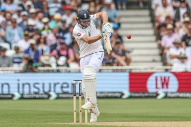 İngiltere 'den Chris Woakes, İngiltere' nin Trent Bridge, Nottingham, İngiltere 'de oynanan dördüncü maç olan Rothesay Test Maçı' nda bir koşu için topa vuruyor.