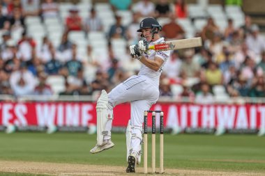 İngiltere 'den Harry Brook, 21 Temmuz 2024' te İngiltere 'nin Trent Bridge, Nottingham' daki Batı Hint Adaları maçında Rothesay Test Maçı 'nda iki koşu yaptı.