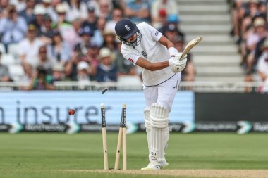 İngiltere 'den Shoaib Bashir, 21 Temmuz 2024' te Trent Bridge, Nottingham, İngiltere 'de oynanan Rothesay Test Maçı' nda Batı Hint Adaları 'na karşı oynanan maçta Batı Hint Adaları' ndan Jayden Seales tarafından şutlandı.