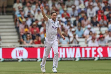 İngiltere 'den Chris Woakes, Batı Hint Adaları' ndan Alzarri Joseph 'in kale atışını Rothesay Test Maçı' nda kutluyor. Üçüncü gün İngiltere, Batı Hint Adaları 'na karşı Trent Bridge, Nottingham, İngiltere, 20 Temmuz 2024