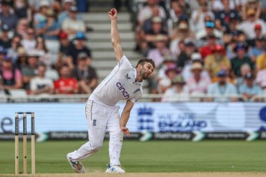 İngiltere 'den Mark Wood topu Rothesay Test Maçı' nın dördüncü gününde Trent Bridge, Nottingham, İngiltere 'de oynanan Batı Hint Adaları maçında veriyor.