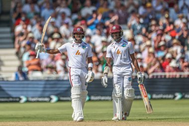 Batı Hint Adaları 'ndan Kavem Hodge, İngiltere' nin Nottingham kentindeki Trent Köprüsü 'nde oynanan 2. Rothesay Test Maçı' nda (50 koşu) yarım yüzyıl (50 koşu) kutluyor.