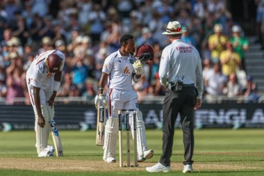 Batı Hint Adaları 'ndan Kavem Hodge, İngiltere' nin Nottingham, İngiltere 'de 19 Temmuz 2024' te Trent Köprüsü 'nde oynanan 2. Rothesay Test Maçı' nda 4 sayı attıktan sonra ilk yüzyılını (100 koşu) kutluyor.