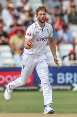 İngiliz Chris Woakes, İngiltere 'nin Nottingham kentindeki Trent Bridge' de oynanan dördüncü maç olan Rothesay Test Maçı 'nda topu teslim ettikten sonra tepki gösterdi.