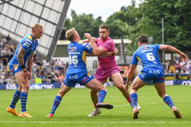 Hull KR 'dan Tom Opaci, Leeds Rhinos takımından James McDonnell tarafından 20 Temmuz 2024' te Headingley Stadyumu 'nda oynanan 18. Betfred Süper Lig karşılaşmasında yenildi.