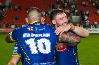 Warrington Wolves 'tan Adam Holroyd ve Paul Vaughan ve Warrington Wolves' tan Sam Powell, 19 Temmuz 2024 'te St Helens vs Warrington Wolves' a karşı oynanan Betfred Süper Lig 18.