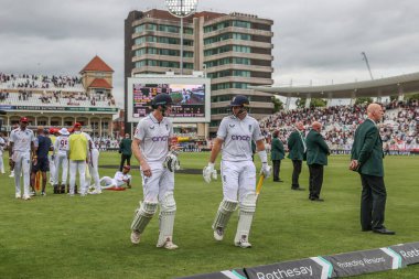 İngiltere 'den Joe Root ve İngiltere' den Harry Brook, 20 Temmuz 2024 'te Trent Bridge, Nottingham, İngiltere' de yapılan Rothesay Test Maçı 'nda üç kez Batı Hint Adaları' na karşı oynadılar.