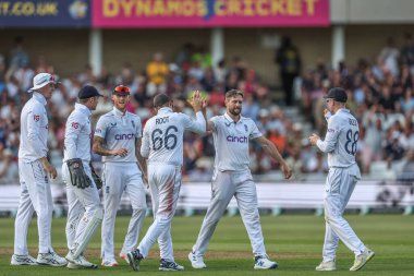 İngiltere 'den Chris Woakes, 19 Temmuz 2024' te İngiltere 'nin Nottingham, İngiltere' deki Trent Köprüsü 'nde oynanan 2. Rothesay Test Maçı' nda Kavem Hodge 'un kalesini kutluyor.