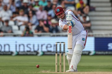 Batı Hint Adaları 'ndan Joshua Da Silva topu Rothesay Test Maçı' nın dördüncü gününde İngiltere, Trent Bridge, Nottingham, İngiltere 'de Batı Hint Adaları maçında sürüyor. 21 Temmuz 2024