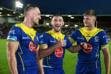 Warrington Wolves 'dan Ben Currie, Adam Holroyd ve Tom Whitehead, 19 Temmuz 2024' te St Helens vs Warrington Wolves 'a karşı oynadıkları 18.