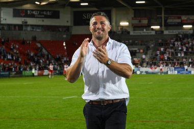 Sam Burgess Warrington Wolves 'un baş antrenörü, 19 Temmuz 2024' te St. Helens-Warrington Wolves maçının 18.