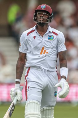 Batı Hint Adaları 'ndan Alzarri Joseph, 20 Temmuz 2024' te İngiltere 'nin Trent Bridge, Nottingham, İngiltere' de Batı Hint Adaları 'na karşı oynadığı Rothesay Test Maçı' nda kalesini kaybettikten sonra sahadan ayrıldı.