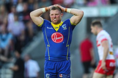 Warrington Wolves takımından Luke Yates, 19 Temmuz 2024 'te St Helens - Wicked Stadyumu, St Helens - Warrington Wolves maçında tepki gösterdi.