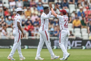 Batı Hint Adaları 'ndan Kevin Sinclair, İngiltere' nin Nottingham kentindeki Trent Bridge 'de oynanan Rothesay Test Maçı' nın dördüncü gününde İngiliz Jamie Smith 'in kalesini kutluyor.