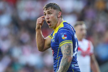Warrington Wolves 'tan Sam Powell, 19 Temmuz 2024' te St. Helens-Warrington Wolves maçında takım arkadaşlarına bağırıyor.